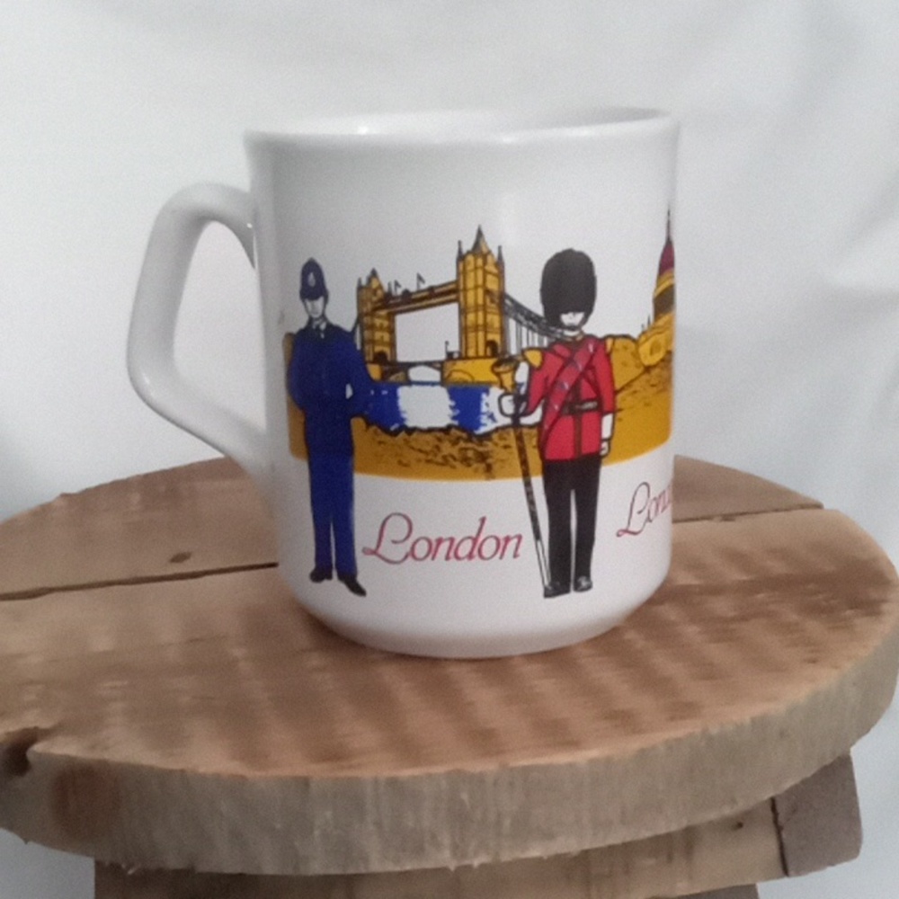 Souvenir Landmark tea cup London, England